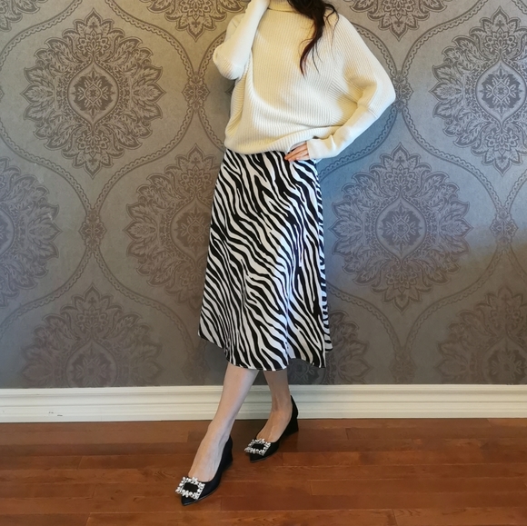New Theory silk skirt - Picture 2 of 11